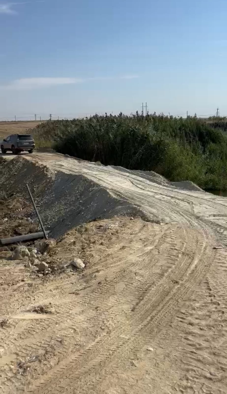 Временная дамба, насыпанная у плотины на Грачёвском пруду